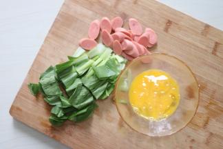 青菜切段、火腿切片、鸡蛋打散搅拌均匀