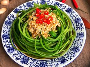 淋上调好的酱汁放小米辣椒段即可