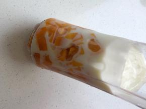 放料理杯、加200g酸奶放料理混合