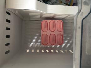 放冰箱冷藏凝固取出脱模就可以开吃啦！