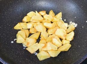 倒出多余油，留底油蒜末炒香，放入土豆翻炒
