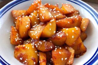 大火烧开小火焖至收汁，装盘撒上芝麻即可开吃啦！