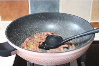 锅烧热放油把牛柳放进去翻炒快炒至变色即可装盘备用