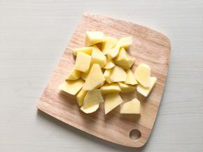 土豆去皮切滚刀块