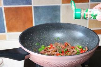 黑胡椒少许！大火翻炒均匀即可出锅（记住整个翻炒过程都是爆炒）