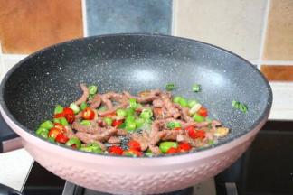 另起锅葱姜蒜辣椒放进去爆炒（此时辣味扑鼻了）