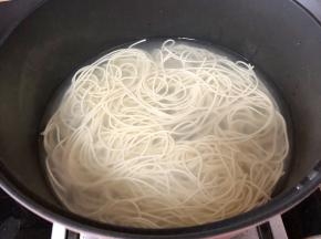 水烧开拉面放进去煮八分熟捞出过冷水更有嚼劲，口感好