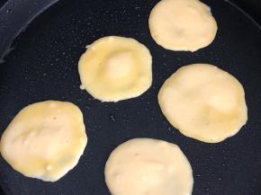 平底锅加热放少许油取一汤匙放入，用汤勺背面摊圆；待饼凝固之后翻面；两面微黄熟透即可取出！
