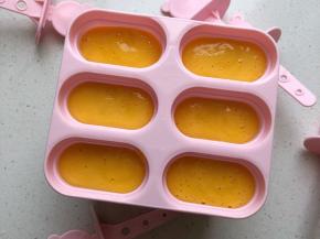 分别倒入模具，插上雪糕棍