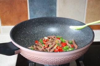 把牛柳放进去翻炒均匀，加小半勺生抽、盐少许（喜欢加鸡精的可以加少许哦）