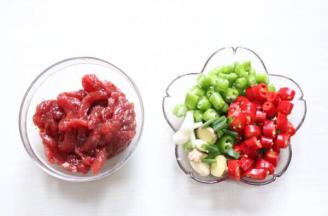 先把把牛柳处理腌制一下：加少许生粉和少许盐、加半汤匙料酒和小半勺食用油，抓匀静至3-5分钟即可（这样牛肉更入味）