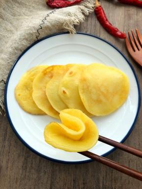 成品：是不是超级简单！我用的是草莓味酸奶，做出的酸奶鸡蛋饼超级喜欢，上次用的是原味酸奶同样好吃！这个量一共做了10个小饼；如果人多就食材翻倍，口感挺好，松软，重点是不需要加水，工具就用汤匙就能搞定！如果是不粘锅连油都不需要放！