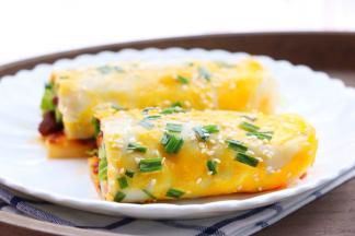 成品：超级好吃！温馨提醒:这款巨好吃的鸡蛋饼不需要加其它调料,有牛肉酱就足够了,味道超级超级赞。做鸡蛋卷饼一定要用不粘锅哈,不然会惨目忍睹的!
