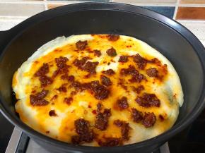 把饼皮翻另一面放上无敌好吃的牛肉酱适量