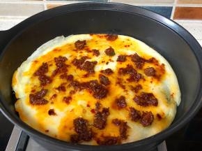 把饼皮翻另一面放上无敌好吃的牛肉酱适量