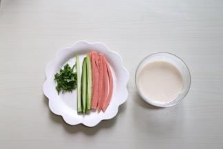 面粉加水适量搅拌成稀薄状(越稀摊饼越薄哦)