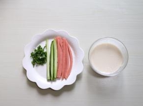 面粉加水适量搅拌成稀薄状(越稀摊饼越薄哦)