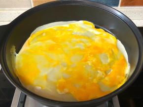 面皮凝固之后鸡蛋打散刮均匀