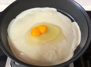 面糊放锅里直接转动锅就可以摊成面皮，打个鸡蛋（竟然是双黄蛋）记得小火哦!