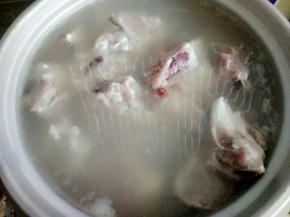 排骨洗净后加入凉水烧开