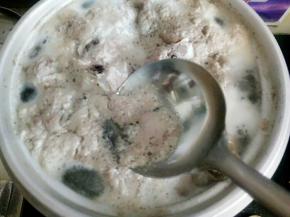 锅开后用勺子撇去浮沫