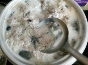 锅开后用勺子撇去浮沫