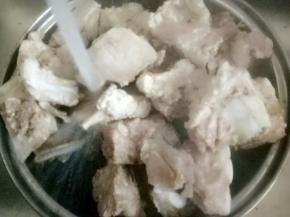 捞出排骨用凉水洗净