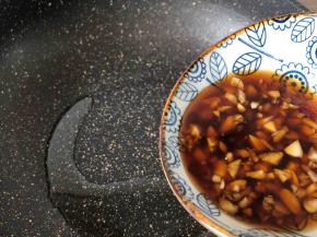 油烧热倒入酱汁