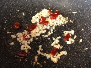 锅中放油烧热，蒜末和辣椒爆炒