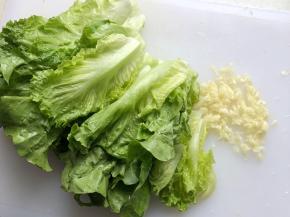 生菜去根洗净、蒜瓣切碎