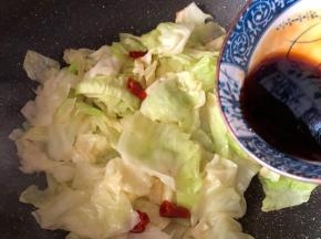 爆炒至软放入酱汁爆炒均匀装盘