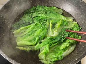 水烧开放生菜煮变色至软即可沥水装盘（锅中加少许盐、几滴油可以增加生菜颜色翠绿哦，大约生菜煮30秒至1分钟左右）