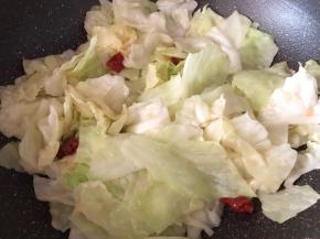 放入包菜爆炒