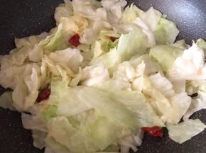 放入包菜爆炒