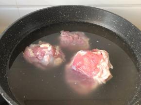 筒子骨(买的时候请师傅斩小段)清水浸泡2次，中途换去血水；洗净之后放开水锅里煮3分钟左右去除浮沫捞出