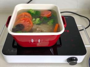 再放入西红柿片小朵西兰花、泡开的木耳加盐适量