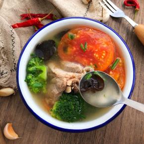 成品:汤汁鲜美而且不腻人又很营养!（蔬菜看自己喜欢的添加，可以加玉米、冬瓜都是很不错的）