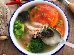 成品:汤汁鲜美而且不腻人又很营养!（蔬菜看自己喜欢的添加，可以加玉米、冬瓜都是很不错的）
