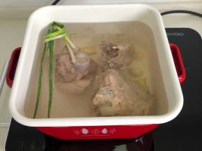 另起锅加水一次性加足哦，放入骨头葱姜蒜、料酒半汤匙