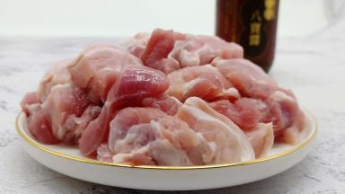 五花肉切成块状，八寶酱准备2勺。