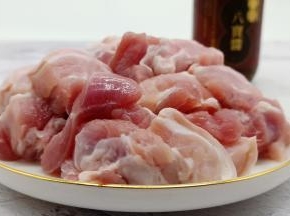 五花肉切成块状，八寶酱准备2勺。