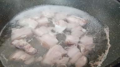 锅里放适量的清水，加五花肉、料酒、生姜焯水。