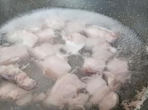 锅里放适量的清水，加五花肉、料酒、生姜焯水。