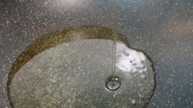 锅里加适量的加拿大芥花油，加拿大芥花油适合各种烹饪。