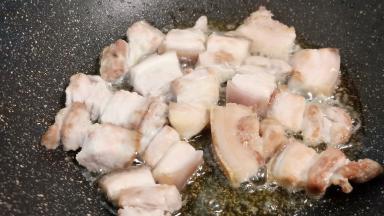 下焯水后的五花肉翻炒至微黄。