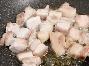 下焯水后的五花肉翻炒至微黄。