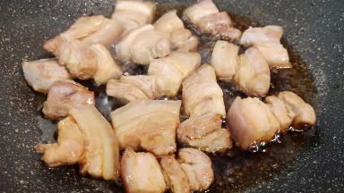 加生姜、蒜翻炒出香味，加生抽2勺、老抽1勺翻炒均匀。