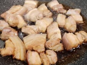 加生姜、蒜翻炒出香味，加生抽2勺、老抽1勺翻炒均匀。