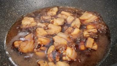 加适量的热水，开大火煮开，转小火慢慢炖入味。