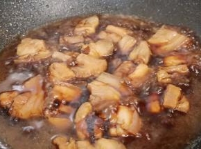 加适量的热水，开大火煮开，转小火慢慢炖入味。